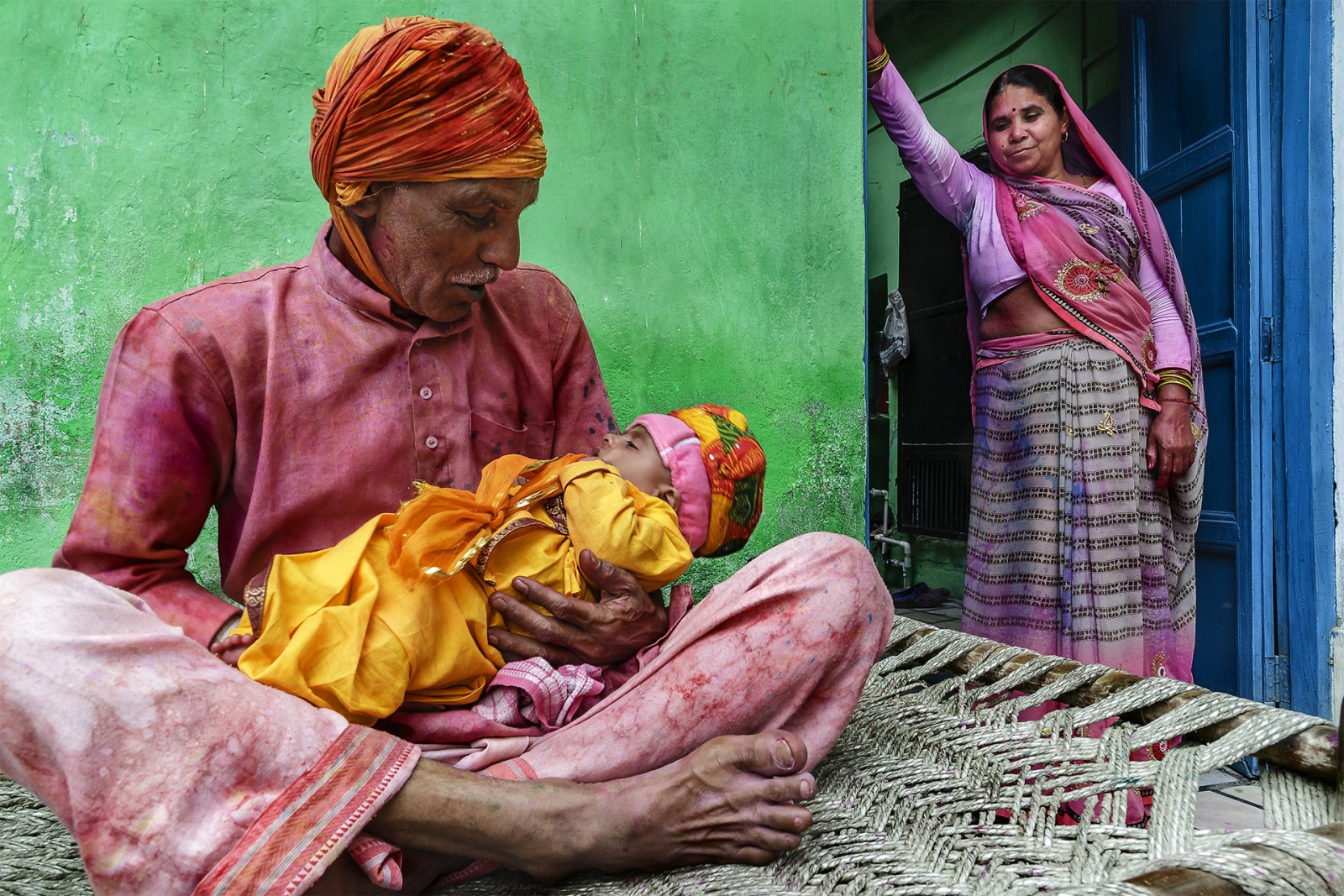 Ritorno a casa dopo Lathemar Holi a Nandagaon, Uttar Pradesh - India 2019 - Honorable mention Category People, Family ipa - INTERNATIONAL PHOTO AWARD - New York 2020